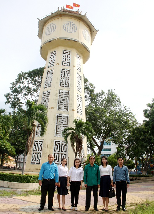 Du khách Lào chụp ảnh lưu niệm bên tháp nước Phan Thiết